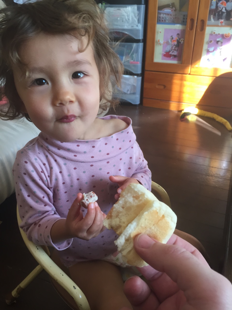 Yurika isst Brot 